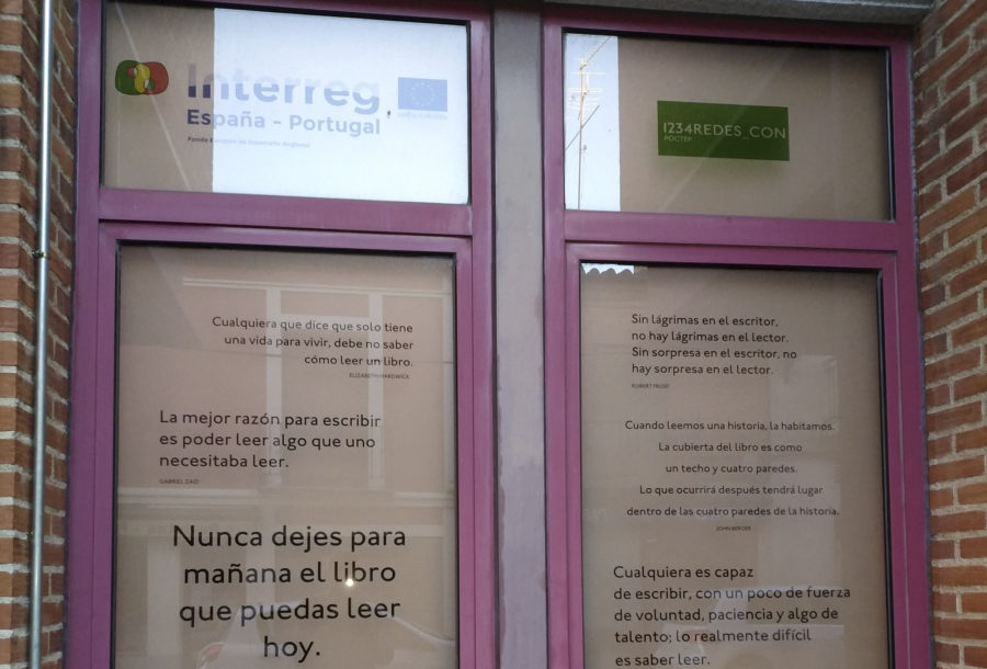 Los ventanales y paredes de la biblioteca pública de Peñaranda de Bracamonte visten ya los vinilos diseñados en el marco del proyecto 1234REDES_CON